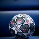 Ballon du match FC Barcelone x Paris Saint-Germain dédicacé par les joueurs