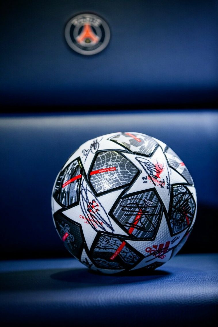 Ballon du match FC Barcelone x Paris Saint-Germain dédicacé par les joueurs